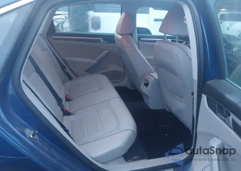 2017 Volkswagen Passat 1.8T R-Line z USA, uszkodzony, nr VIN 1VWDT7A37HC059533